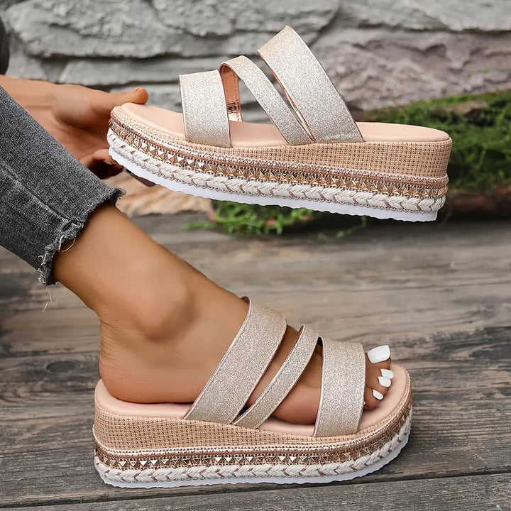 Sabela - Elegantes sandalias doradas de cuña