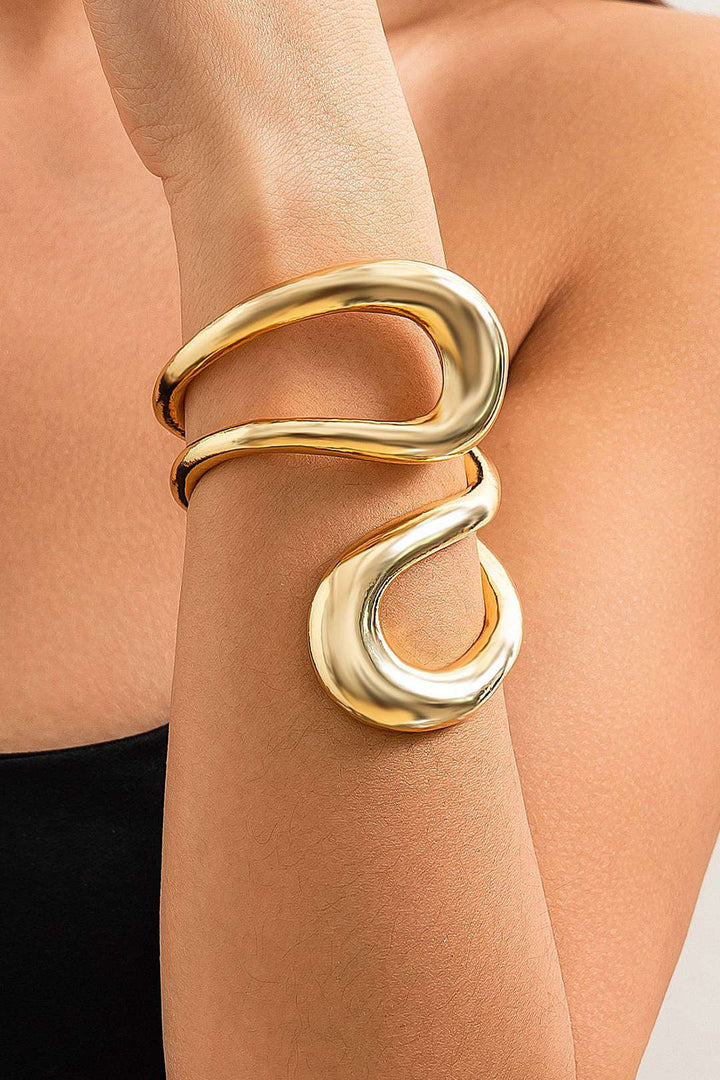Pulsera asimétrica recortada