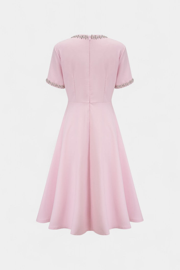 Vestido midi Linda acampanado con lazo de cristal y elegantes detalles