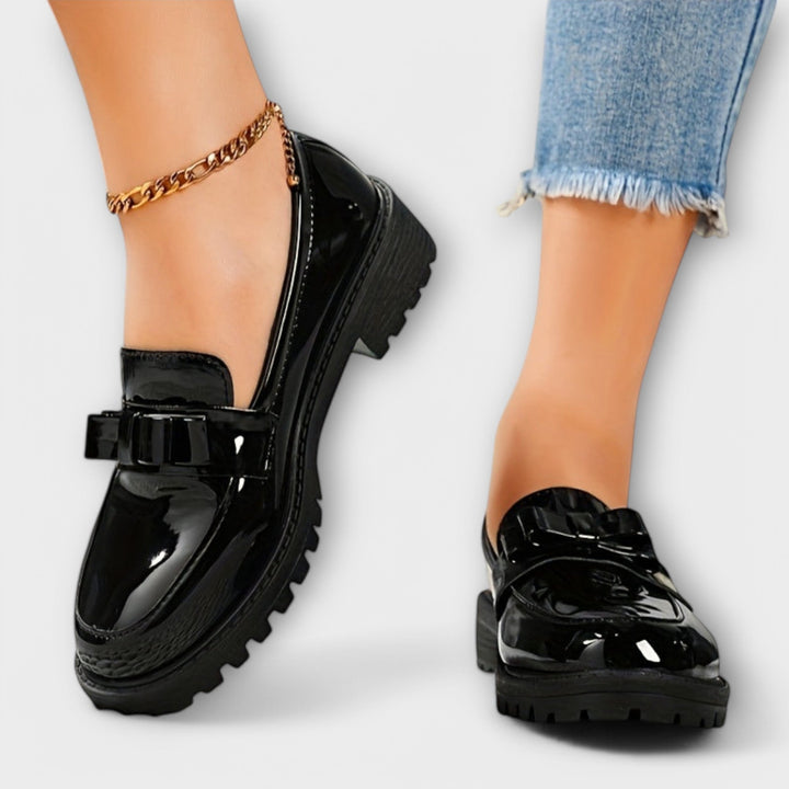 Mocasines Femeninos Negros de Charol con Lazo
