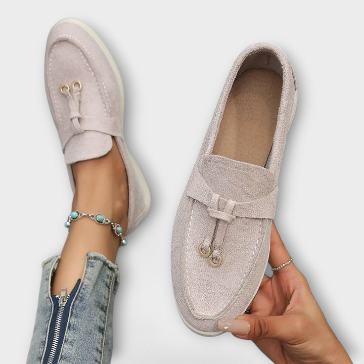 Mocasines Femeninos Beiges con Cordón Decorativo