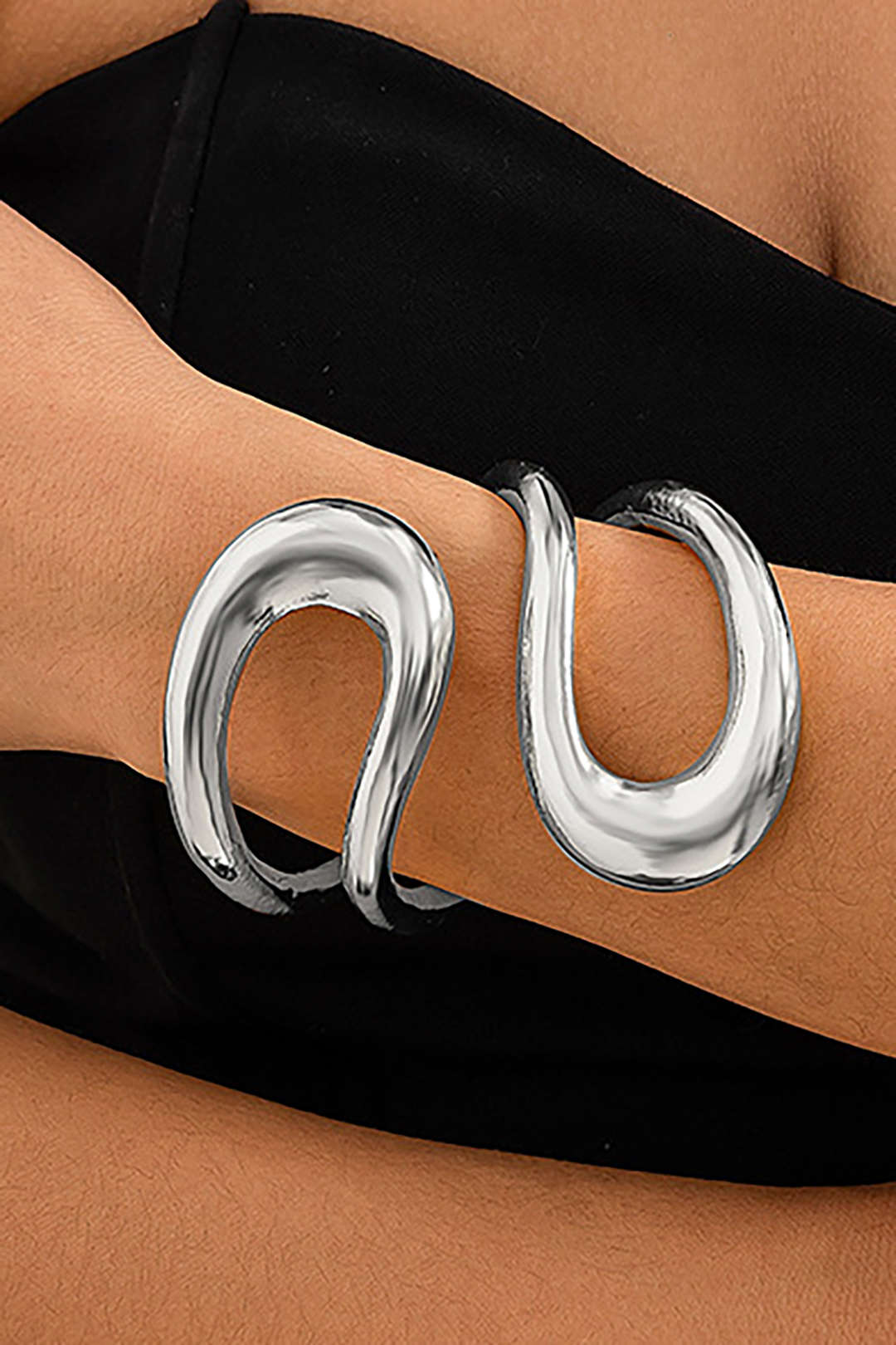 Pulsera asimétrica recortada
