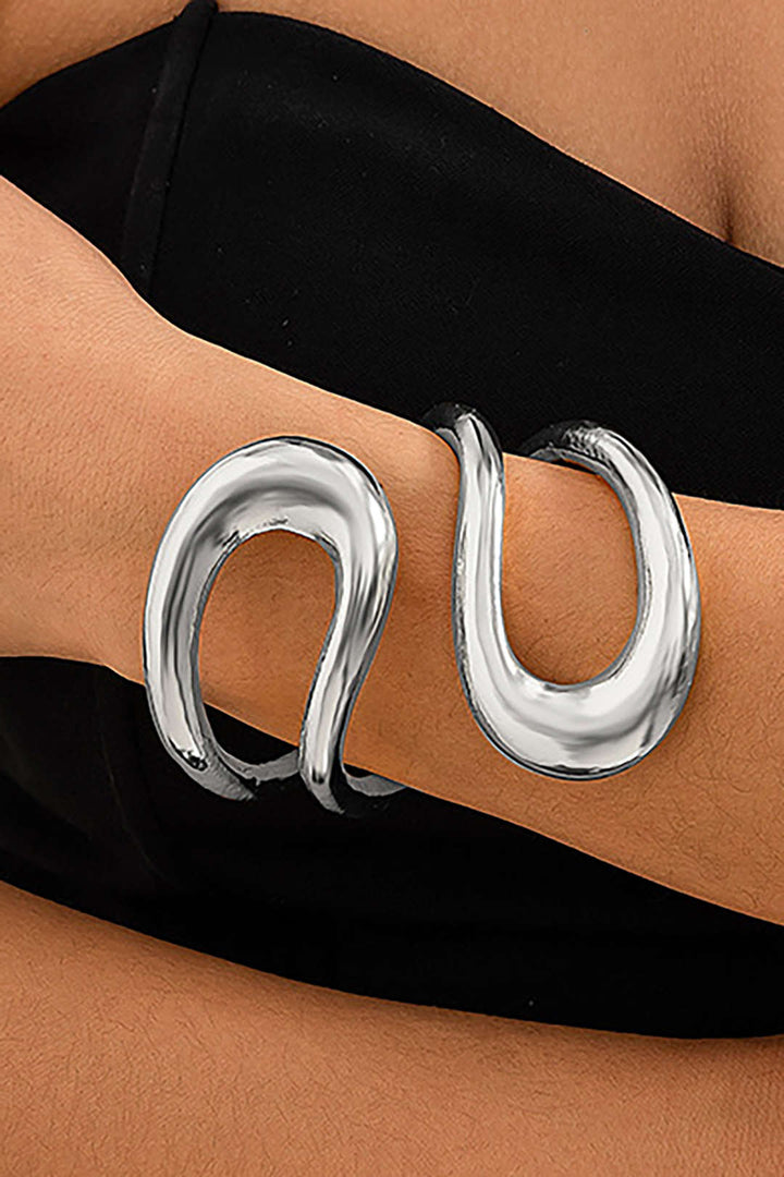 Pulsera asimétrica recortada