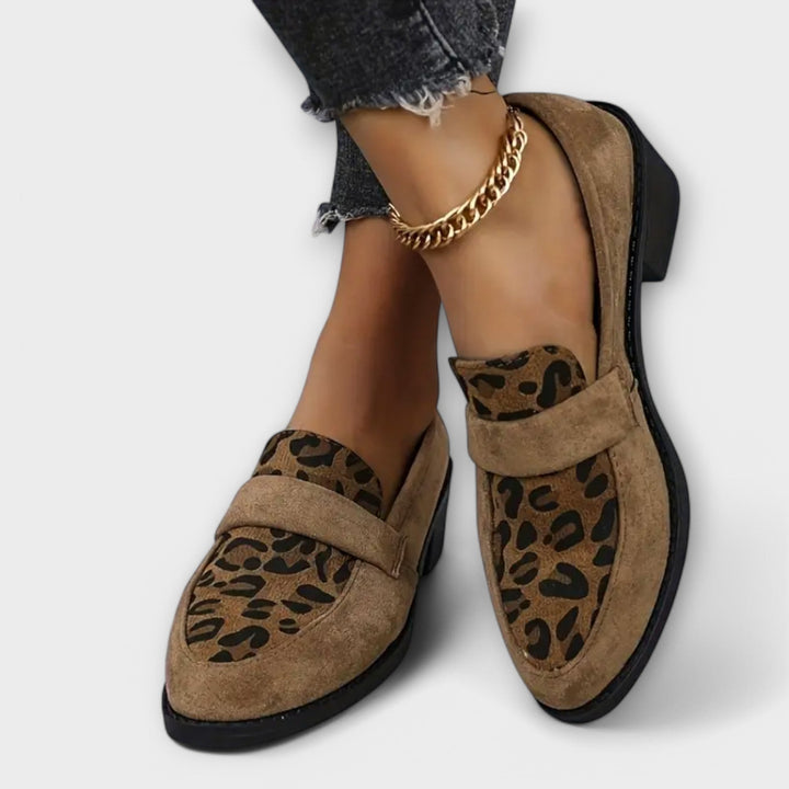Zapatos femeninos elegantes con patrón de leopardo