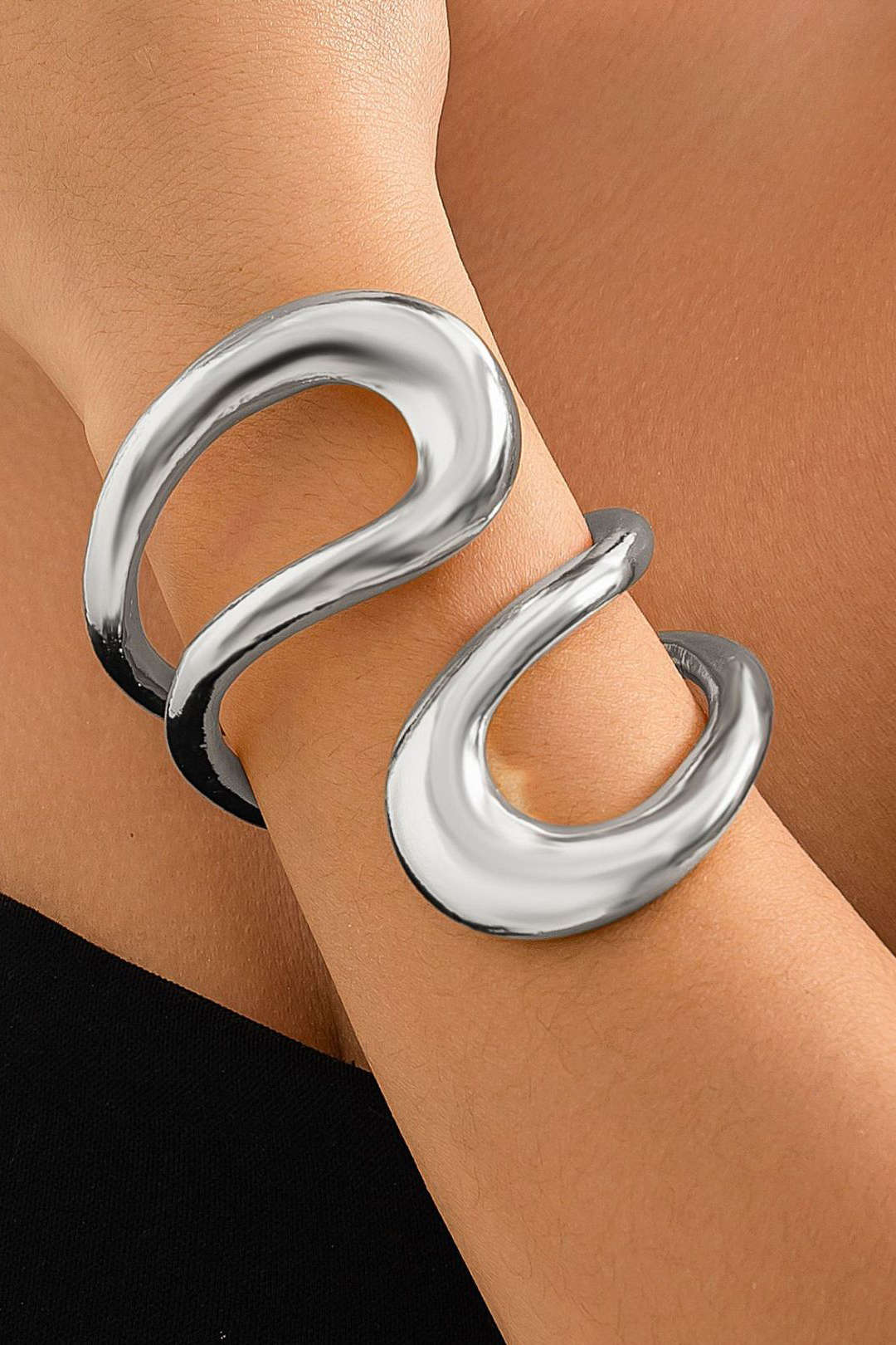 Pulsera asimétrica recortada