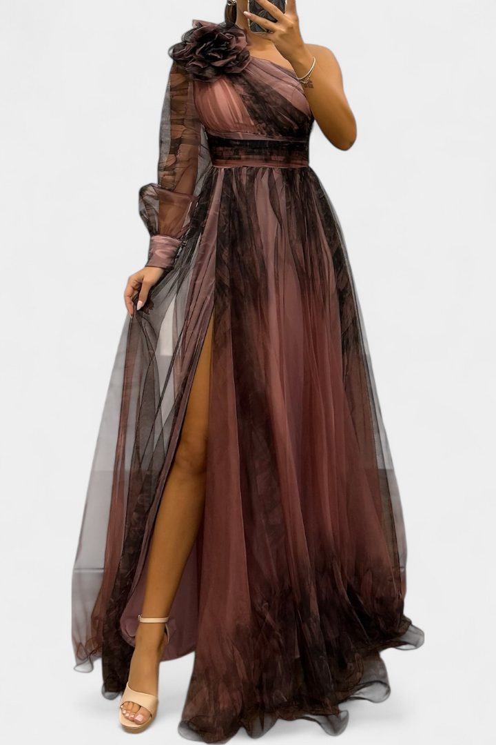 Becca Vestido Maxi de Chiffón con Hombro Descubierto y Flor Voluminosa