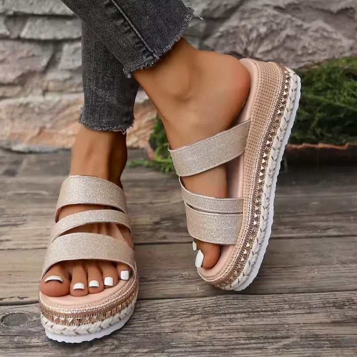 Sabela - Elegantes sandalias doradas de cuña